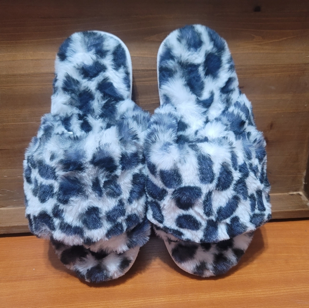 American Eagle Blue White Animal Print Slippers